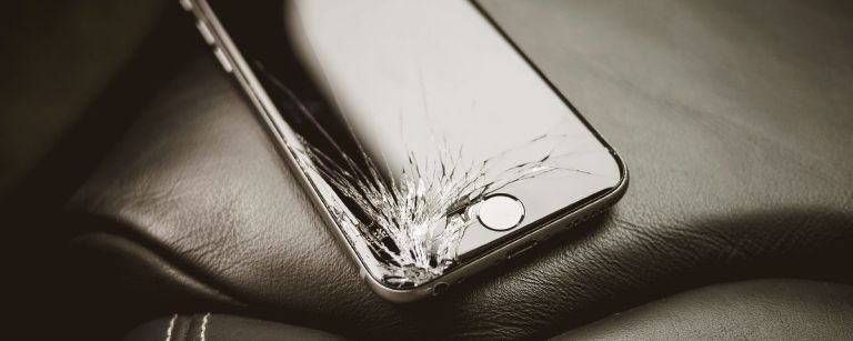 ¿Merece la pena reparar una pantalla de movil?